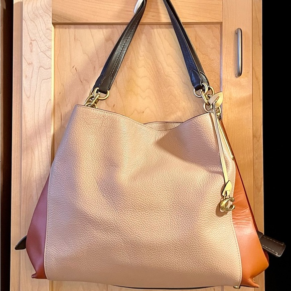 Barely used Tri~Color Coach Purse lots of pockets and zippers!